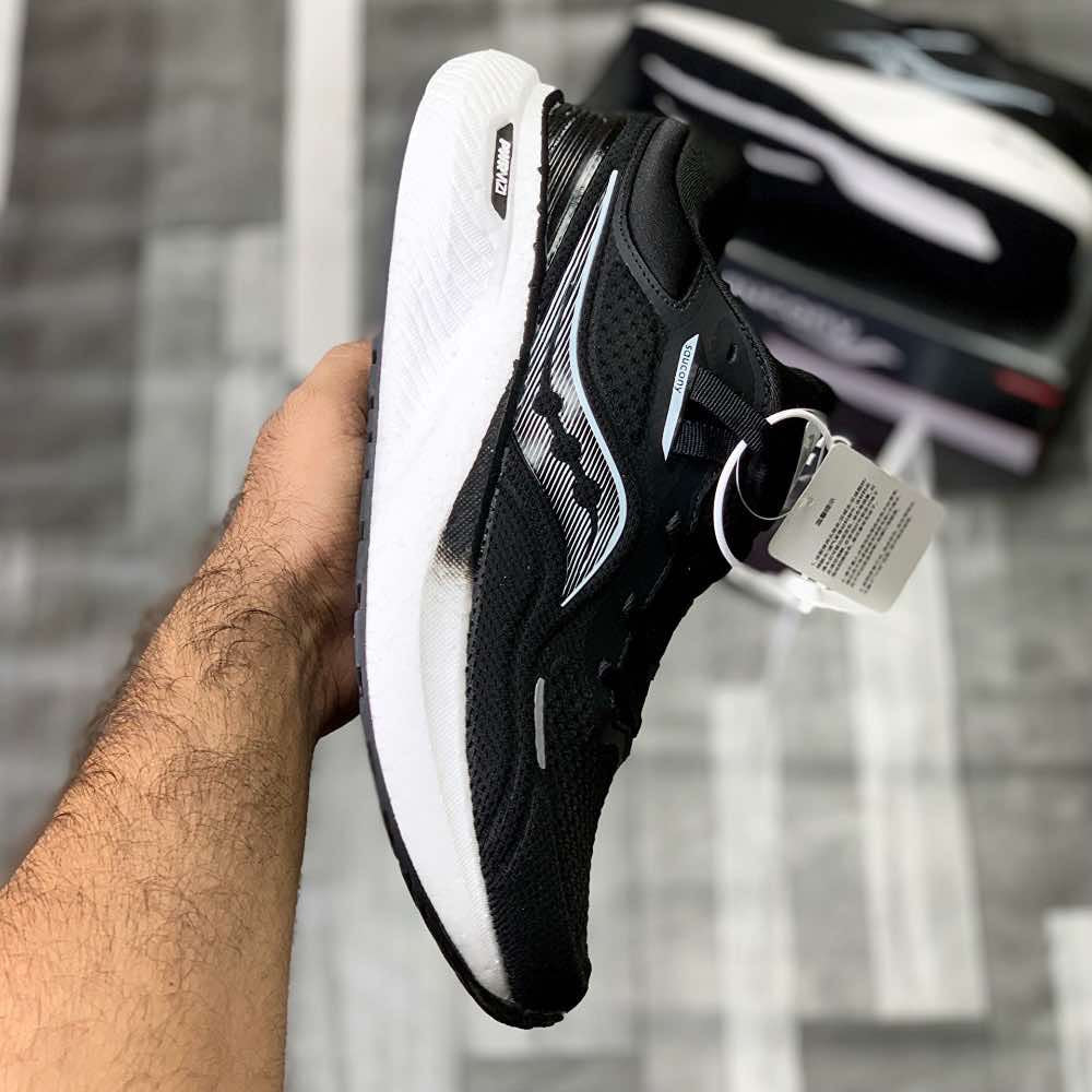 Sauconny Triiumph 21 (Black White) Top Premium Batch - ShoesRepublic