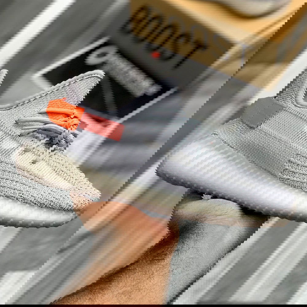 Yeeezzyy 350 v2 (Tail Lights) 1:1 UA batch - ShoesRepublic