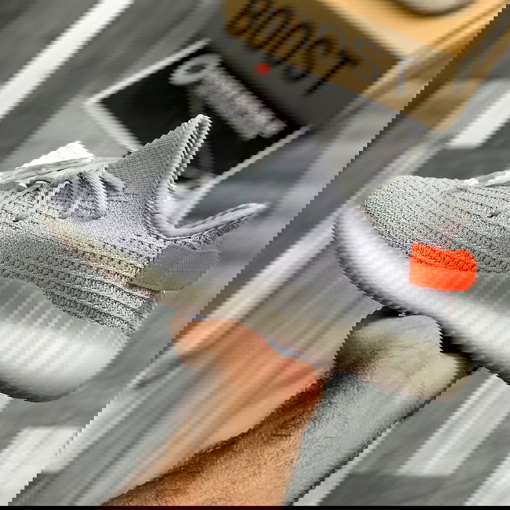 Yeeezzyy 350 v2 (Tail Lights) 1:1 UA batch - ShoesRepublic